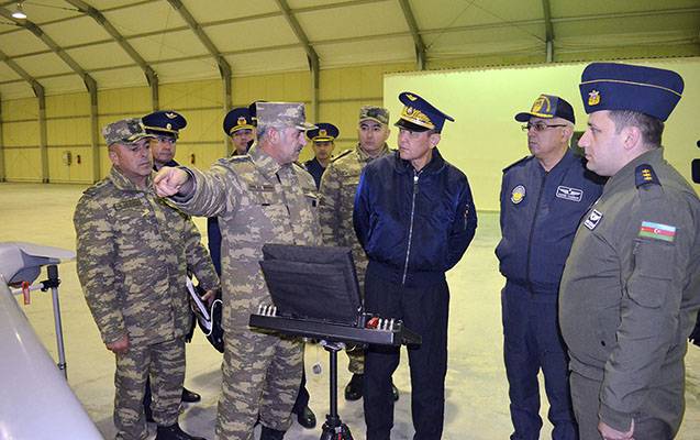 Özbəkistan müdafiə nazirinin müavini HHQ-nin hərbi hissəsində oldu - FOTOLAR