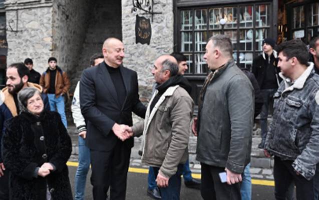 Prezident Şəkidə sakinlərlə söhbətləşdi - FOTO