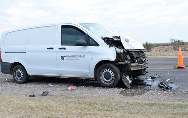 Mikroavtobus ağaca çırpıldı - Yaralılar var