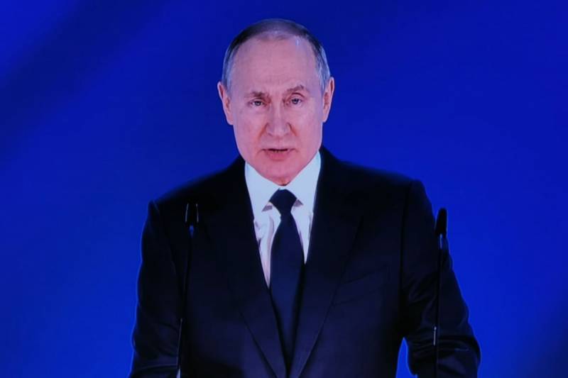 Putin avtomobillə Krım körpüsündən keçdi