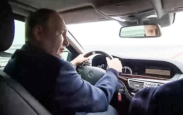 Putin partlayış olan körpüdə maşın sürdü - VİDEO