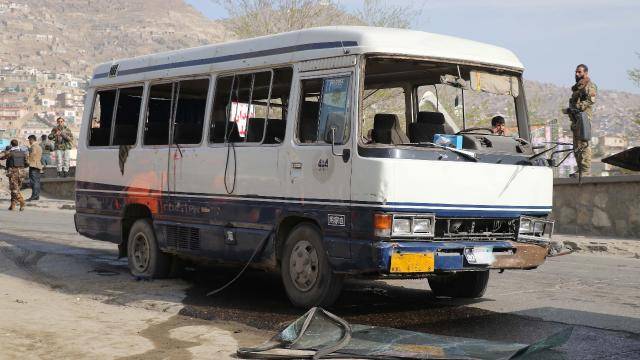 Əfqanıstanda avtobusa bombalı hücum - Ölü və yaralılar var