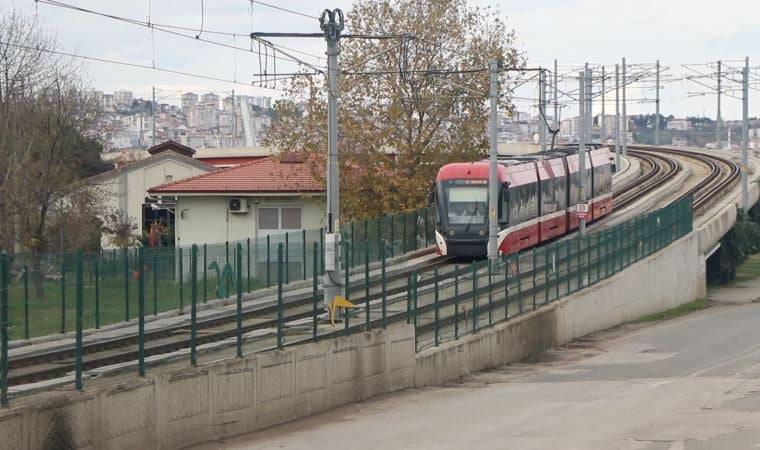QORXUNC HADİSƏ: Tramvay relslərin üzərində hərəkətsiz yatan şəxsi vurdu - Yanından balta tapıldı / FOTO