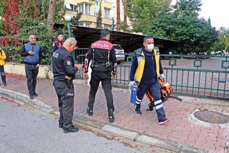 DƏHŞƏTLİ QƏTL: Mübahisə etdiyi anasının boğazından bıçaqladı