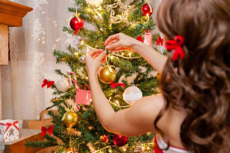 Yolka quraşdıran qız 6-cı mərtəbədən yıxılıb öldü - BAKIDA