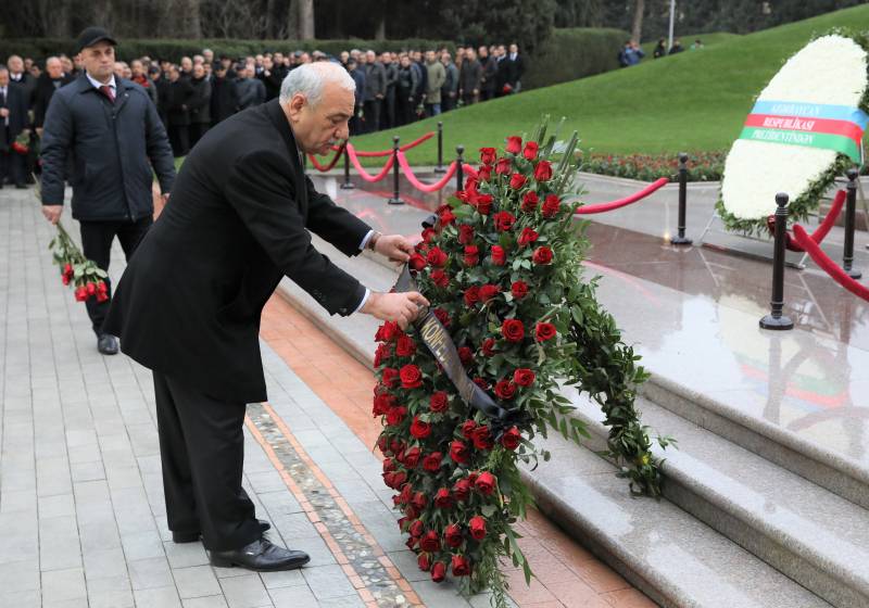 AHİK-in rəhbərliyi və kollektivi Ulu Öndərin əziz xatirəsini böyük ehtiramla andı - FOTOLAR