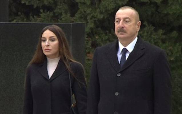 Prezidentlə xanımı Heydər Əliyevin məzarını ziyarət etdi - VİDEO