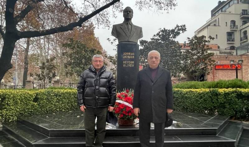Səttar Möhbalıyev Tbilisidə Ulu Öndər Heydər Əliyevin abidəsini ziyarət etdi - FOTOLAR
