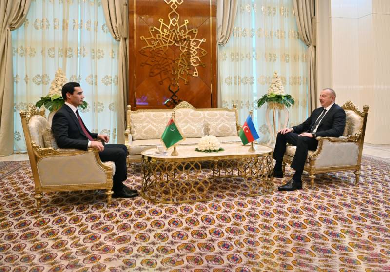 Prezident türkmənistanlı həmkarı ilə GÖRÜŞDÜ