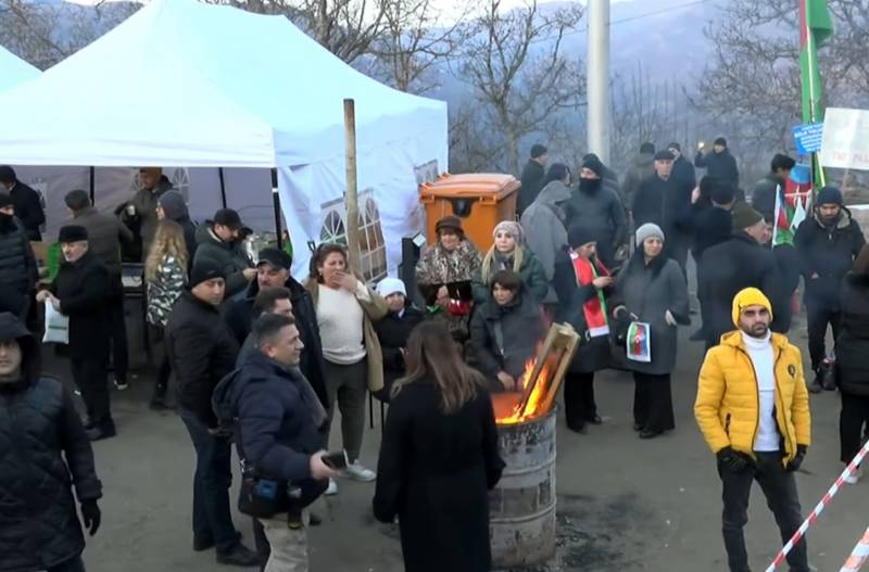 Xankəndi yolunda etiraz aksiyası keçirən fəalların haqlı tələbləri artdı - YENİLƏNDİ (CANLI)