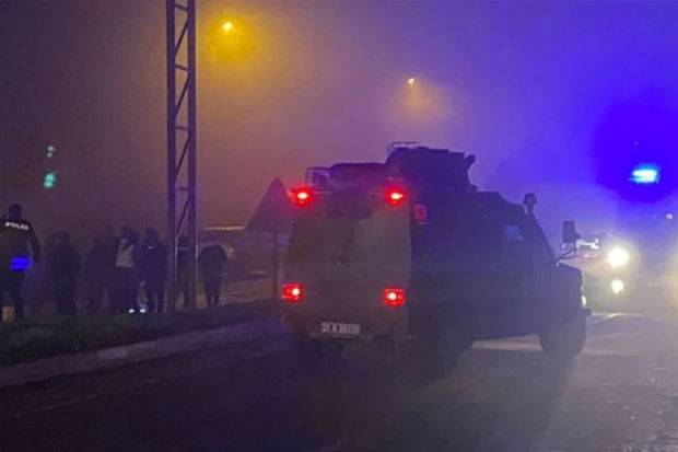 Türkiyədə polis maşınının partladılmasına görə 5 nəfər saxlanıldı - YENİLƏNDİ