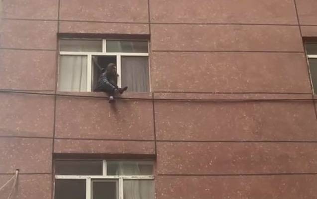 Yasamalda intihara cəhdin qarşısı belə alındı - VİDEO