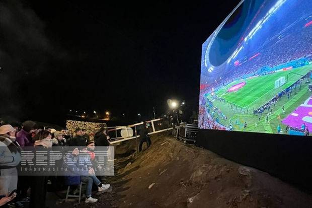 Xankəndi-Laçın yolunda aksiya iştirakçıları və sülhməramlılar mundialın oyununu canlı izləyirlər - FOTO