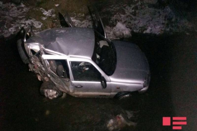 Göygöldə minik maşını kanala düşdü - Xəsarət alan var