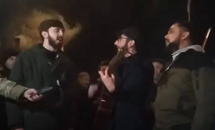 Xankəndi-Laçın yolunda aksiya iştirakçıları vətənpərvərlik ruhunda mahnılar ifadə edirlər