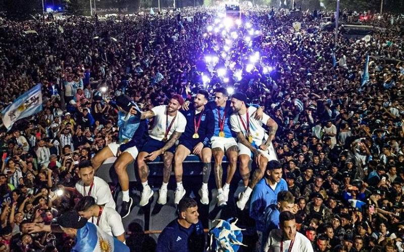 Argentina hakimiyyəti izdiham səbəbindən milli komandanı helikopterlə təxliyə etdi