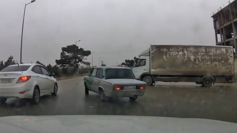 Narkotik qəbul edən sürücü qəza törətdi - VİDEO