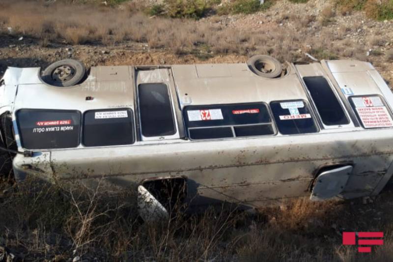 Gəncədə sərnişin avtobusu aşdı - FOTO