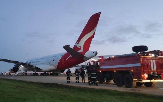 Londona uçan təyyarə Bakıda təcili eniş etdi - FOTOLAR