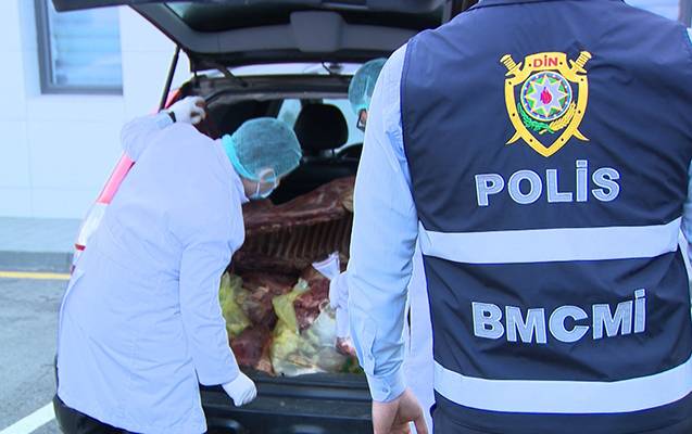 “Bandotdel” Bakı restoranlarına ölü at əti satan şəxsi tutdu - VİDEO
