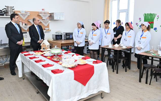 Nazir şagirdlərin bişirdiyi şirniyyatın dadına baxdı