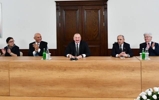 Prezidentin Qərbi Azərbaycan ziyalıları ilə görüşündən FOTOLAR
