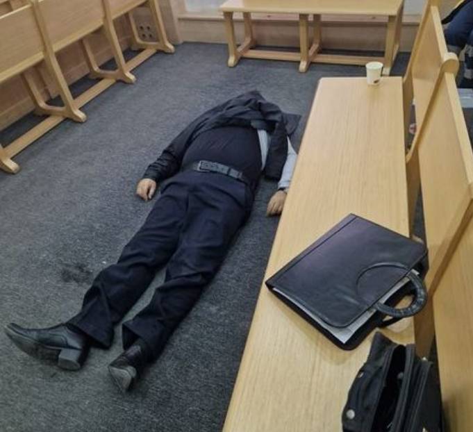 Məhkəmə zalında vəfat edən sabiq məmur bu məşhur şəxsin əmisi oğlu imiş - FOTO