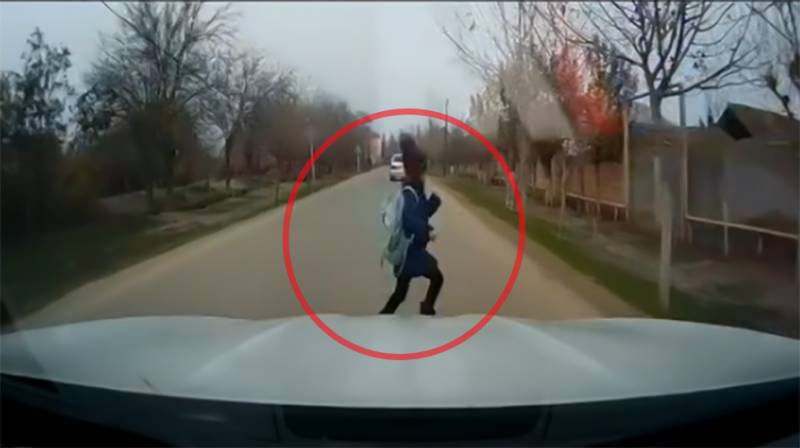 Yolu keçən məktəbli son anda ölümdən döndü - VİDEO