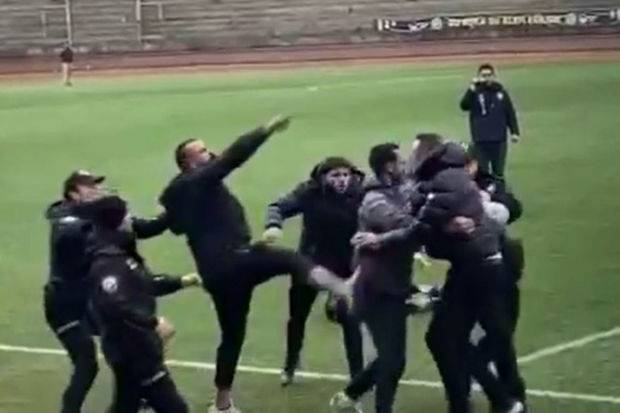 Futbol matçında QALMAQAL: Klub prezidenti rəqibin oyunçusunu şillələdi - FOTOLAR