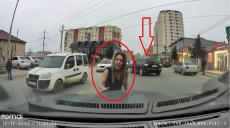 Bakıda qoçu xanım sürücü peyda oldu - Yolu kəsib maşına zərbələr endirdi (VİDEO)