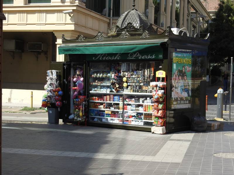 Bakıda köşkə basqın edildi - Satıcı bıçaqlandı