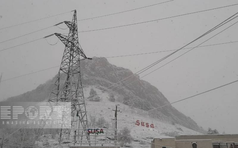 Şuşaya qar yağır, yollar təmizlənir - FOTOLAR