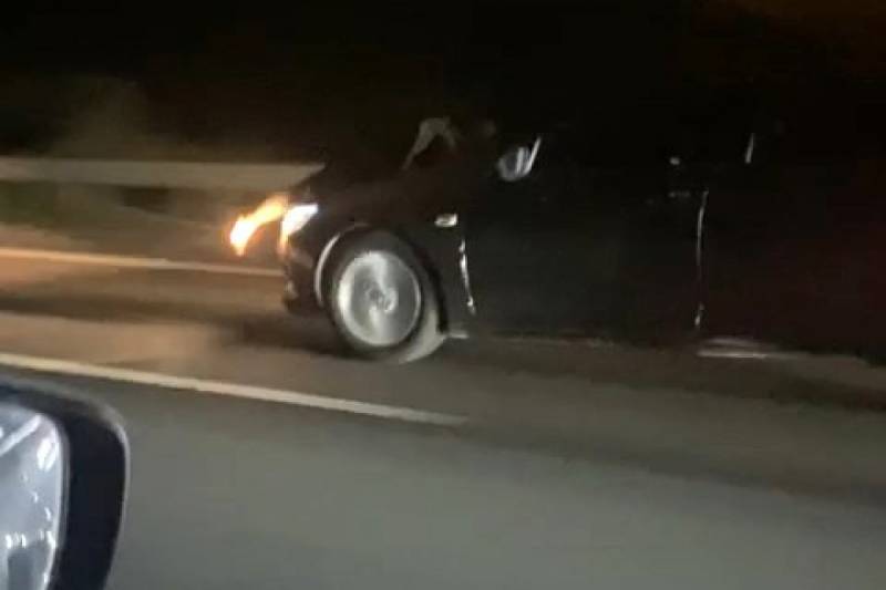 Ana oğlu üçün kapotda kilometrlərlə yol qət etdi - Qorxulu anlar