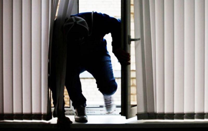 Bakıda EVƏ BASQIN: Qadının pul və qızılını apardılar