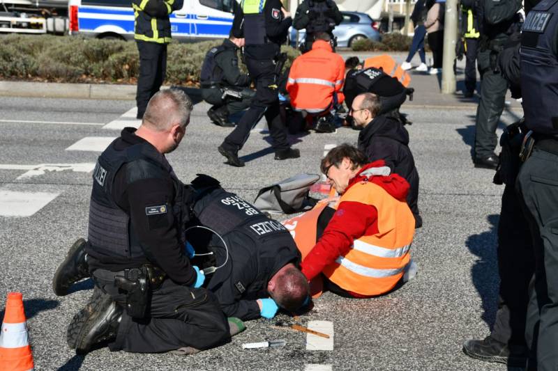 Ekofəallar əllərini asfalta yapışdırdı - Qəribə etiraz