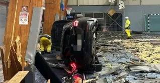 Yoldan çıxan avtomobil idman zalına uçdu – ŞOK VİDEO