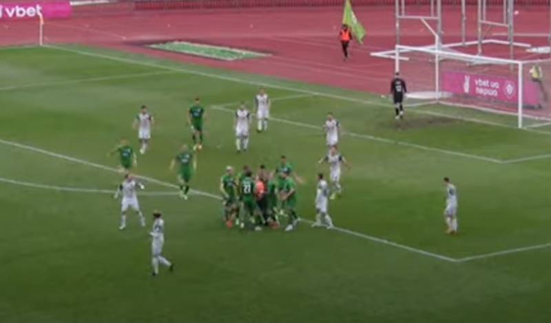 Futbolçular qadın hakimə hücum etdilər - VİDEO