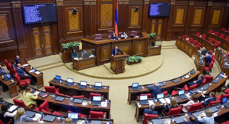 Ermənistan parlamenti iclası yarıda dayandırdı