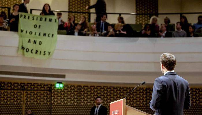 Makronun çıxışı etirazçılar tərəfindən kəsildi - \"Fransız demokratiyası haradadır?\"