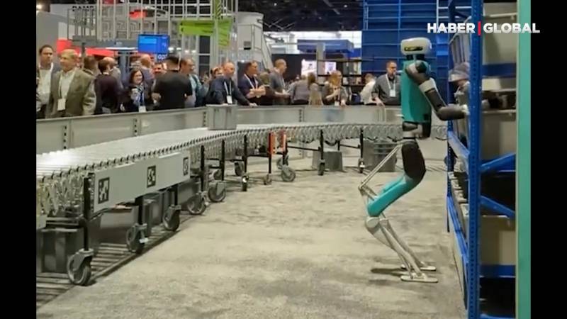 Bütün günü işləyən robot yorğunluqdan yerə yıxıldı - VİDEO