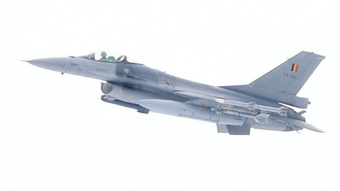 Ukrayna təcrübəli F-16 pilotları axtarır