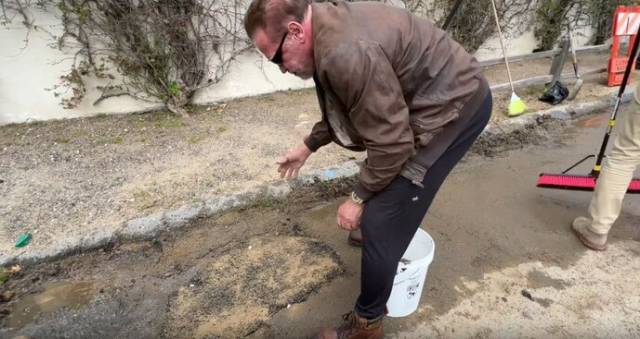 Bələdiyyənin etmədiyini görən Arnold Şvartsenegger yoldakı çuxurları özü bağlayır - VİDEO