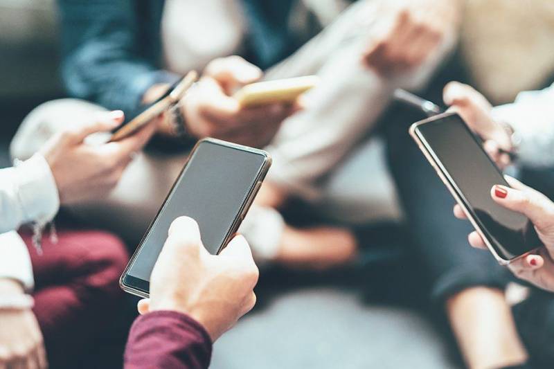 Eyni \"WhatsApp\" hesabı 4 fərqli smartfonda istifadə ediləcək