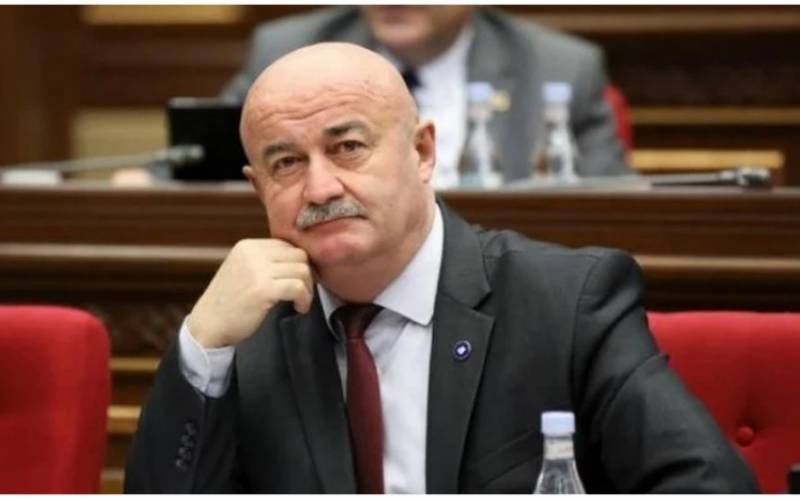 Erməni deputat Azərbaycan bayrağının yandırılmasına görə üzr istədi