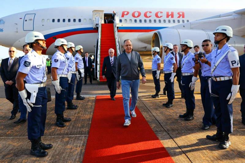 Lavrov xarici səfərə fərqli geyimdə getdi, müzakirəyə səbəb oldu - FOTO