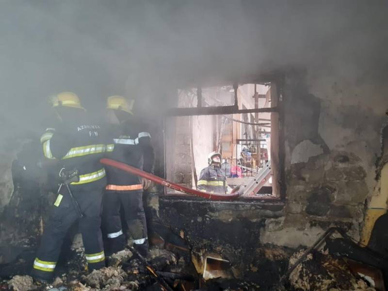 Füzulidə ikimərtəbəli evdə YANĞIN