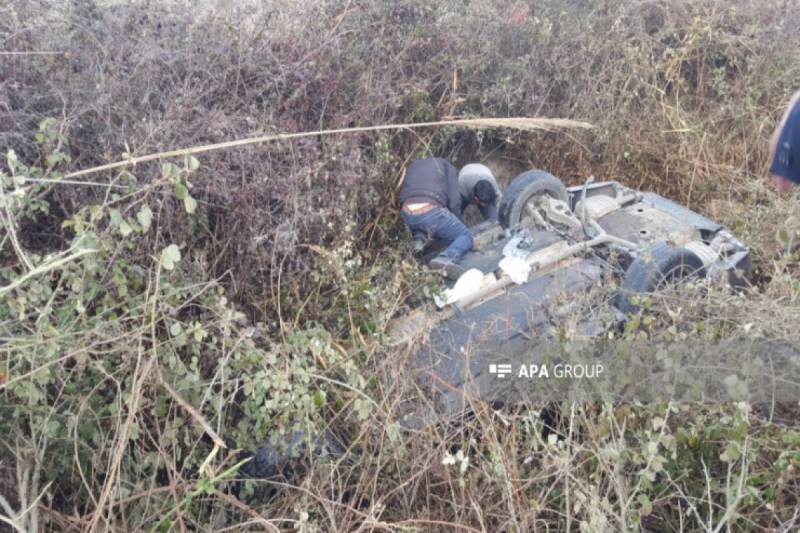 Qobustanda avtomobil çökəkliyə aşdı - Sürücü öldü
