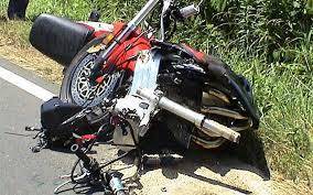 Motosiklet ağaca çırpıldı: Sürücü öldü