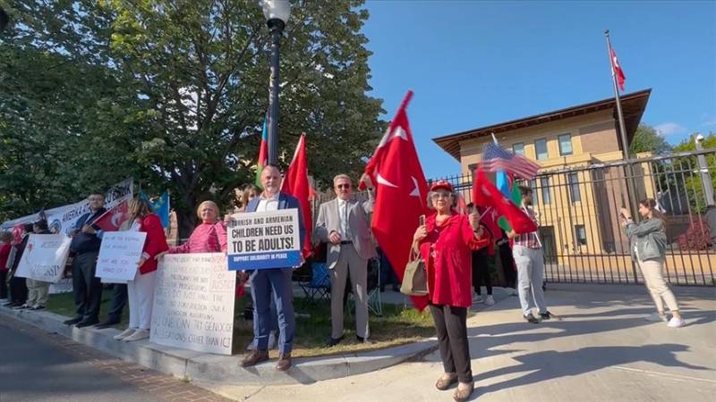 Vaşinqtonda türklər aksiya keçirən erməni qruplarına etiraz ediblər