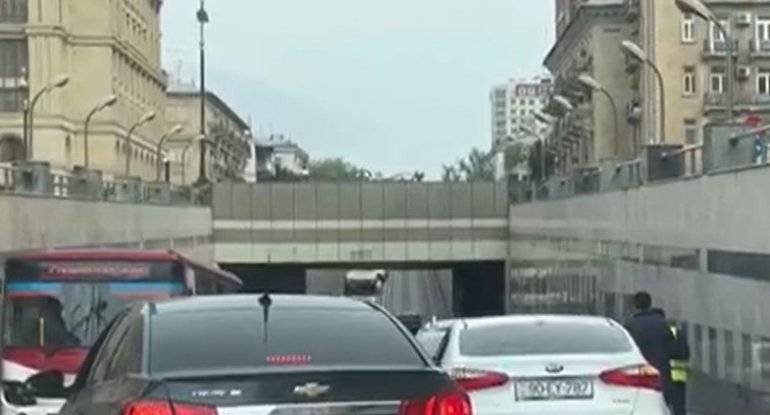 Bakıda tuneldə 5 maşın toqquşdu - Tıxac yarandı  (VİDEO)